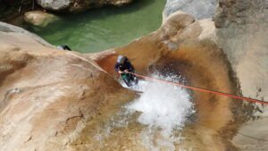 Disfruta del barranquismo en el barranco de Viu de Llevata