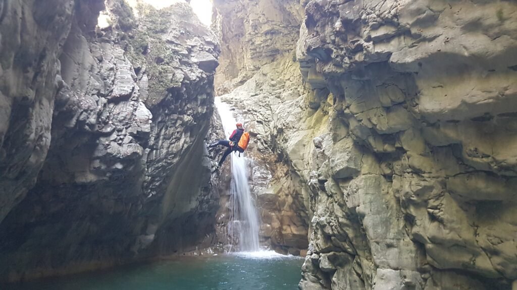 Realizando un bonito rápel en la Aigüeta de Barbaruens.