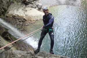 Rapela al lado de impresionantes cascadas en el barranco Aigüeta de Barbaruens en el Valle de Benasque y la Ribagorza