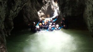 Divertido grupo de amigos en una poza en el barranco de la Aigüeta de Barbaruens
