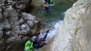 Deslízate por un montón de toboganes de todos los tamaños en el barranco de la Aigüeta de Barbaruens.