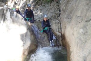 Realizando un pequeño tobogán en la Aigüeta de Barbaruens, en la Ribagorza.