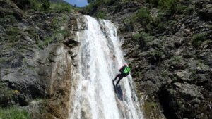 Rápel junto a cascada en el Barranco Gordo, Valle de Benasque