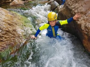 Disfrutando de una pequeña bañera en el barranco de iniciación Rio Blanco