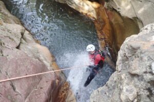 Realizando un rapel en una cascada en el barranco de Liri