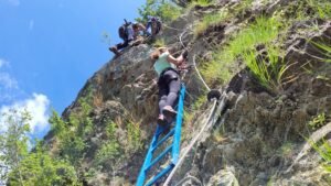 Subiendo la escalera "blue metal" en la Vía Ferrata Roca Carrera