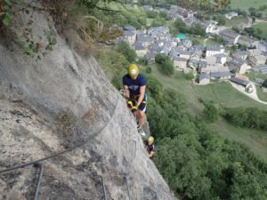 Línea vertical de la Vía Ferrata Roca Carrera con vistas al Valle de Boí