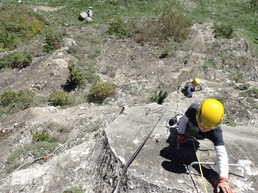 Una experiencia única para disfrutar en familia: los más pequeños descubren la emoción de la vía ferrata en un entorno seguro y guiado por un profesional