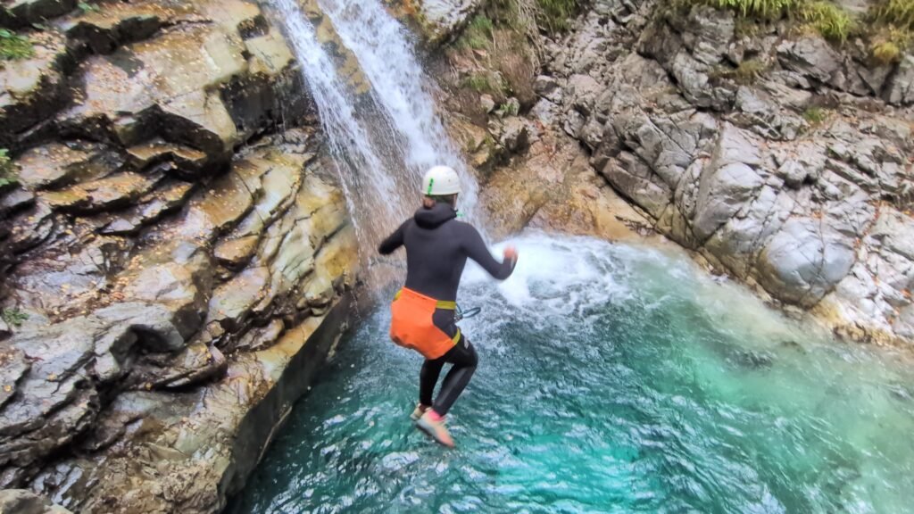 Un salto, una cascada y agua turquesa esperándote abajo.