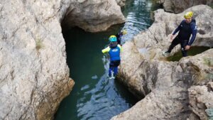 Salto al agua en una de las pozas del Barranco Río Blanco, Pirineo aragonés