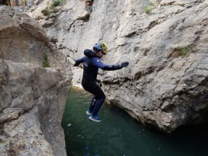 Barranquismo para niños: salto a poza en el Barranco Río Blanco, Huesca