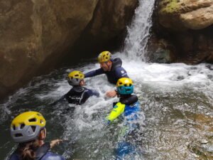 Familia haciendo barranquismo en el Barranco Río Blanco, Huesca