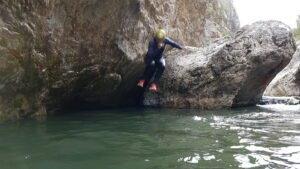 Salto desde una roca en el Barranco Río Blanco, Ribagorza