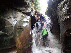 Bajando por una cascada en el Barranc Roi