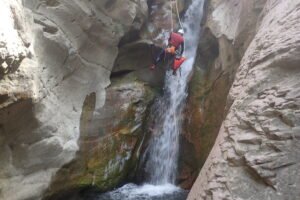 Descenso guiado por el cauce rojizo del Barranco de Liri