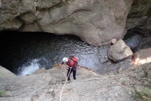 Garganta excavada en roca del Barranco de Liri, Huesca