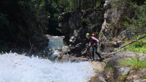 Aguas cristalinas en el descenso integral del barranco de Besiberri