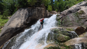 Rápel encadenado en el tramo alto del barranco de Besiberri