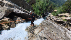Pasillo estrecho de aguas frías en el barranco de Besiberri, cerca del Túnel de Vielha