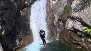 Saltando en la sección inferior del barranco de Besiberri
