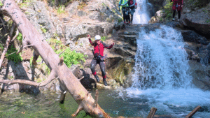 Barranquista saltando en una poza del barranco de Besiberri