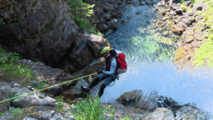 Barranquista en el rápel principal del barranco de Besiberri, Valle de Boí