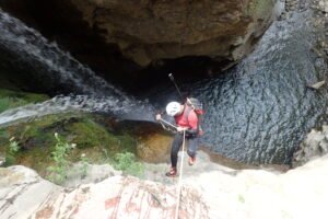 Salto de agua durante el descenso del Barranco de Liri