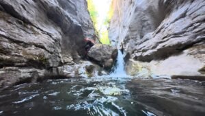 Barranquista equipado con neopreno y casco en el barranco de Erta