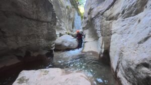 Salto opcional en el rápel final del barranco de Erta