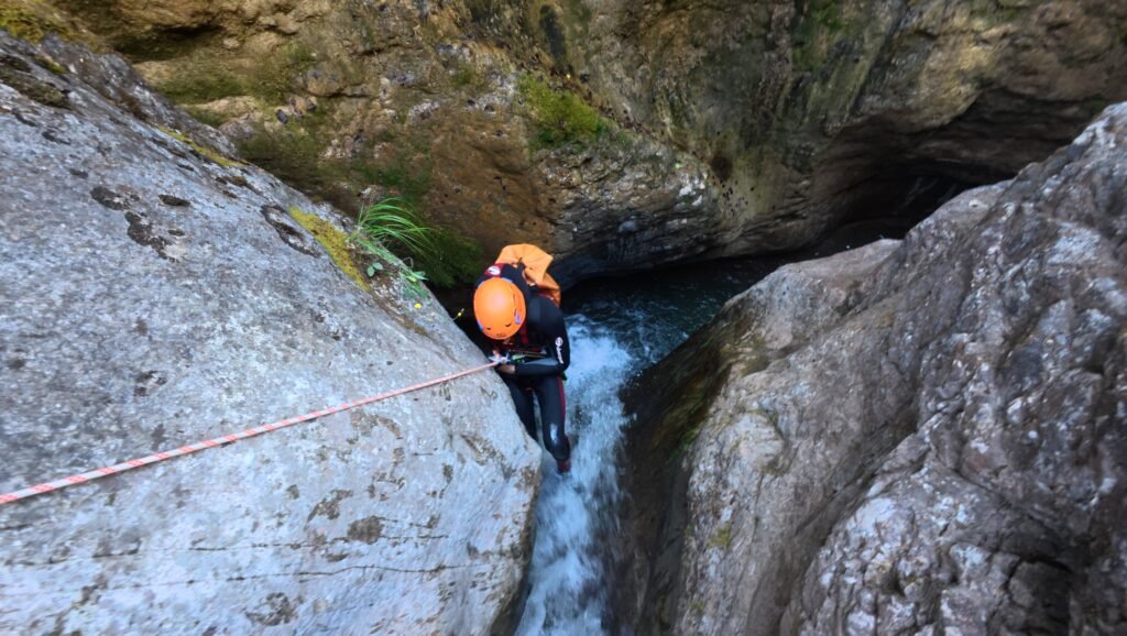 Ràpel de 8 metres al barranc d'Erta, Pirineu de Lleida