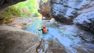 Barranquista equipado con neopreno y casco en el barranco de Erta