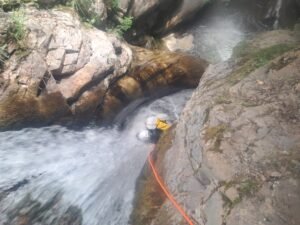 Debajo de una cascada en el barranco roi, en la Vall Fosca