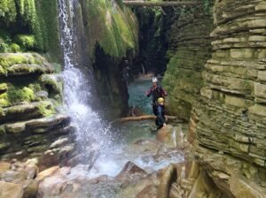 descendiendo el barranco de Forcos con guía