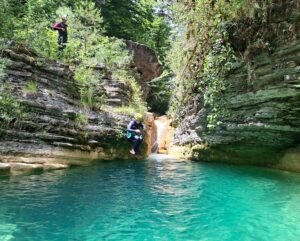 Salto en el barranco de Forcos, Pirineo Aragonés