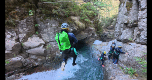 Salto a una poza en el barranco de Trigoniero, Bielsa