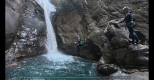 Poza de aguas cristalinas en el descenso del barranco de Trigoniero