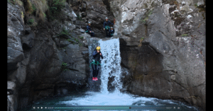 Grupo de barranquismo en el entorno salvaje del barranco de Trigoniero