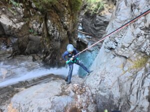 Rápel entre granito pulido en el barranco de Trigoniero