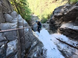 Rápel sobre roca granítica en el barranco de Trigoniero, Pirineo Aragonés