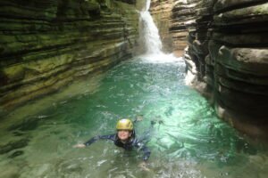 Rápel y pozas cristalinas en el barranco de Forcos