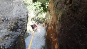 dentro de una cascada de con agua en el barranco chico