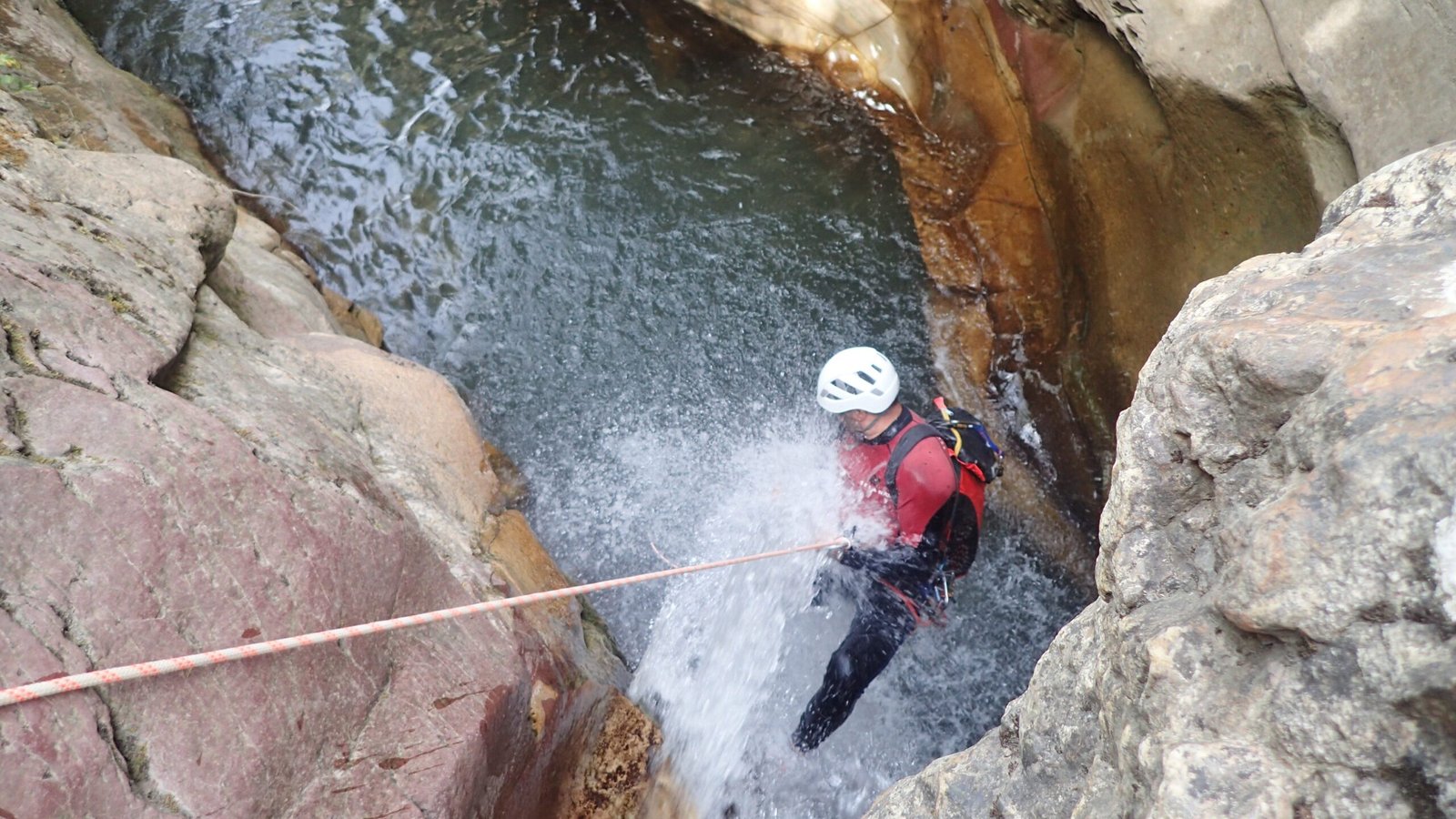 Realizando un rapel en una cascada en el barranco de Liri