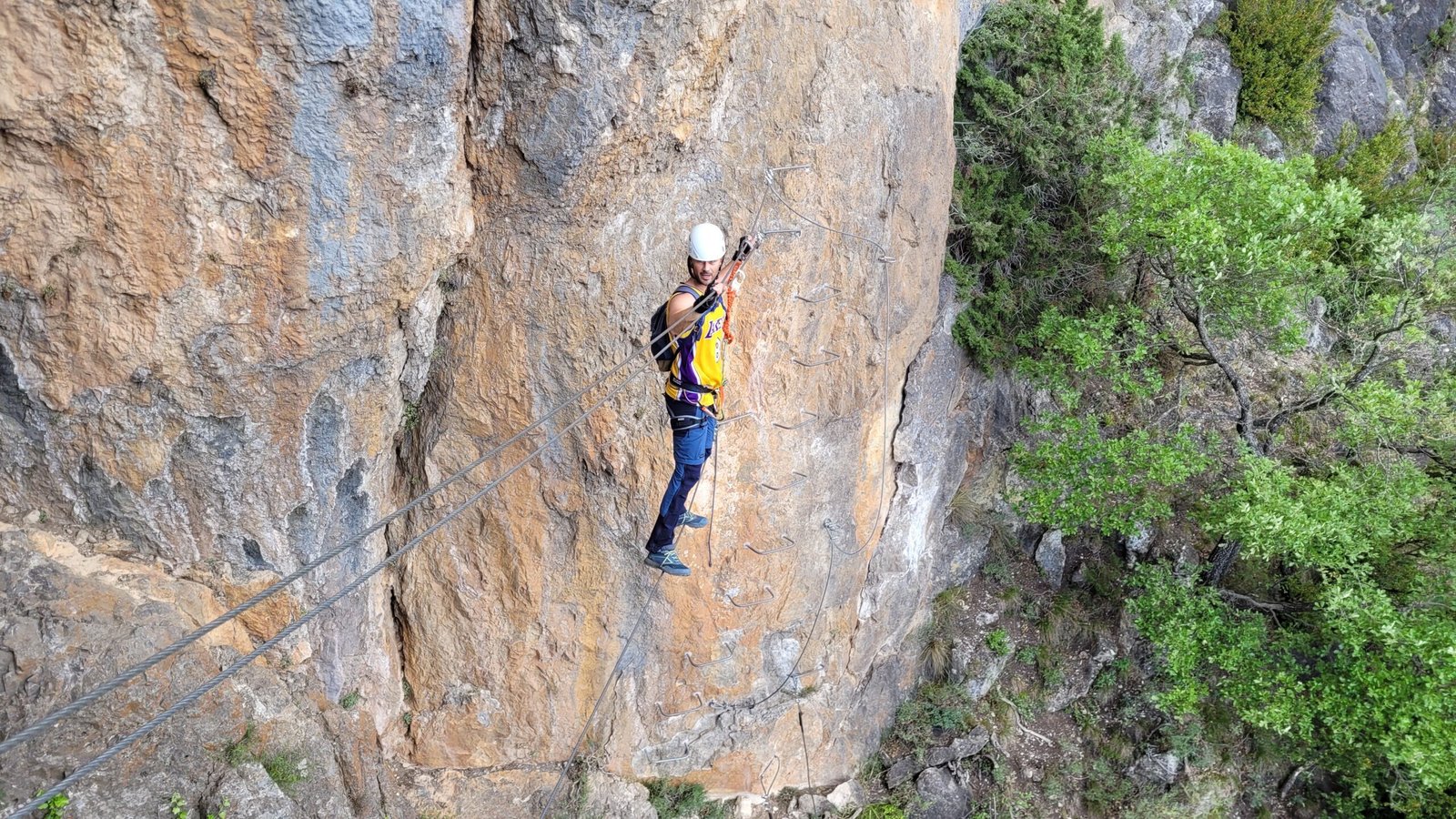 Cruzando un puente de la vía ferrata Tossal de Miravet, Valle de Boí
