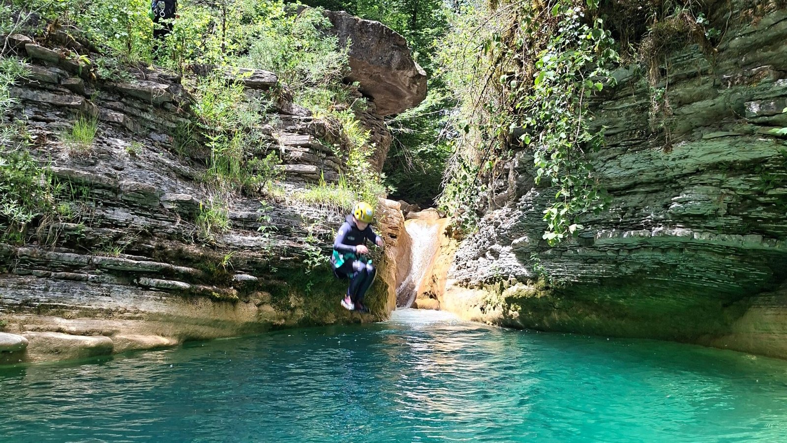 Salto en el barranco de Forcos, Pirineo Aragonés