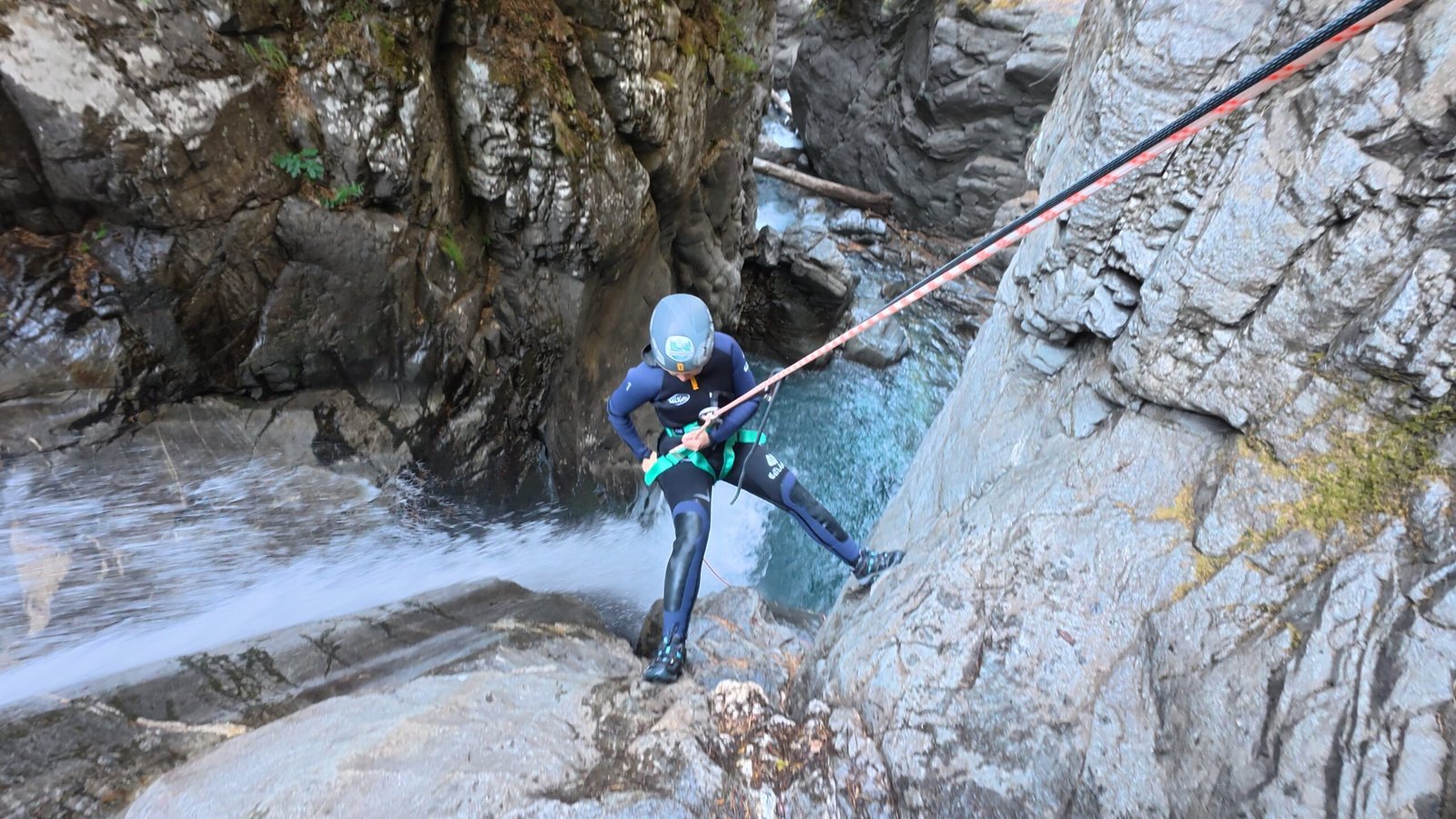 Rápel entre granito pulido en el barranco de Trigoniero