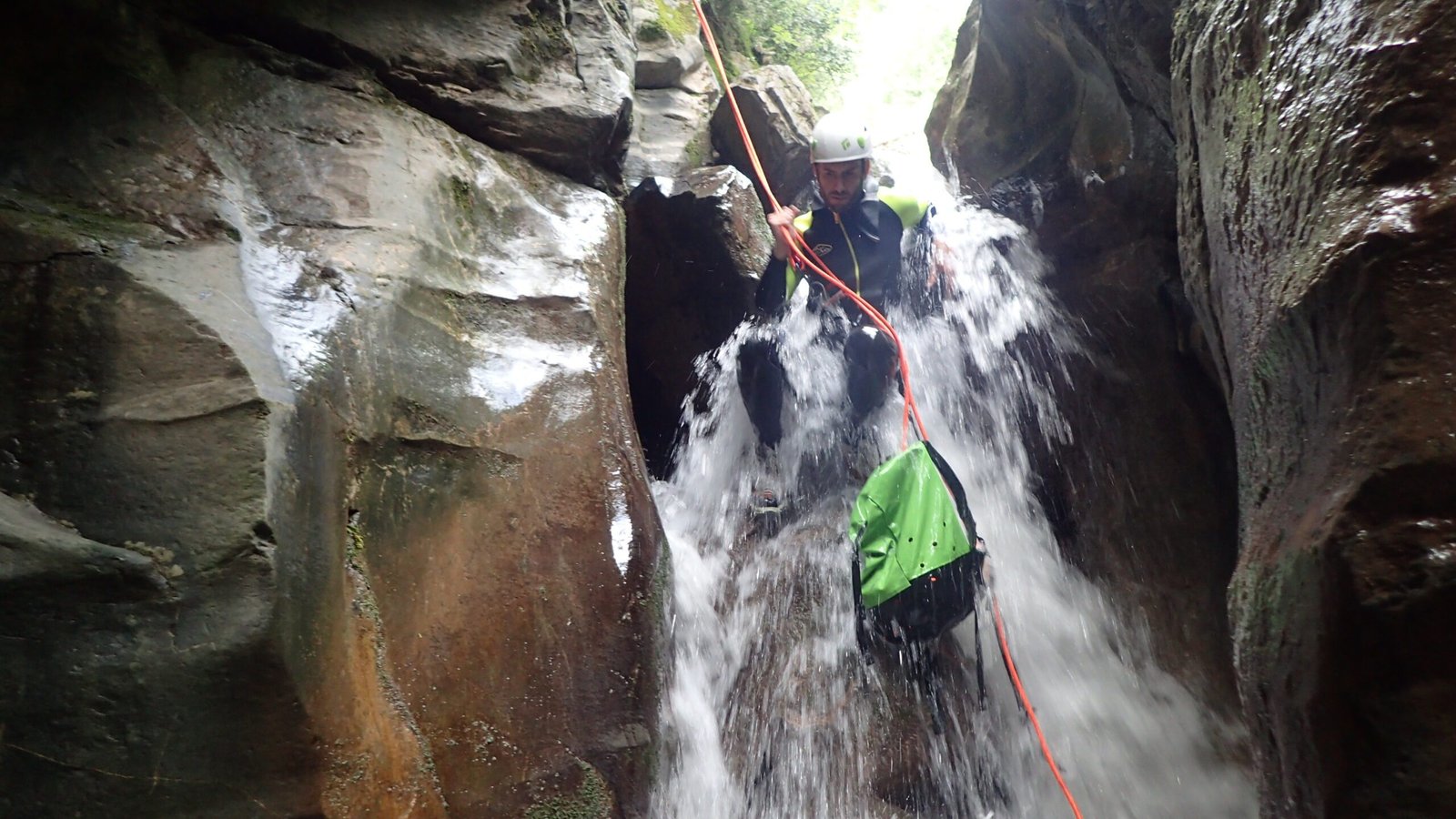 Bajando por una cascada en el Barranc Roi