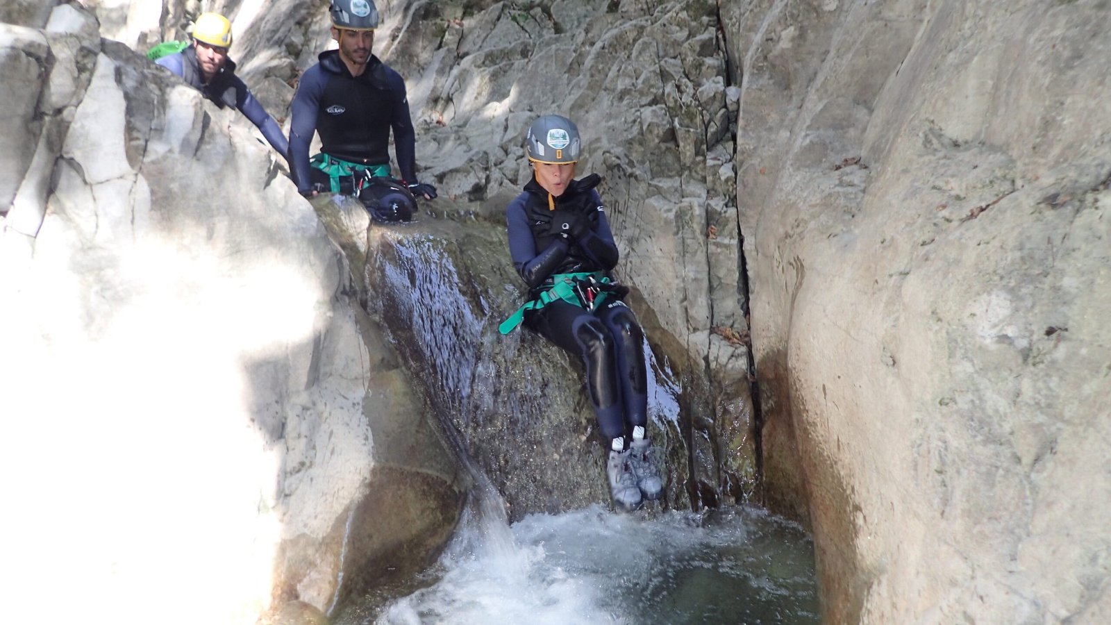 Realizando un pequeño tobogán en la Aigüeta de Barbaruens, en la Ribagorza.