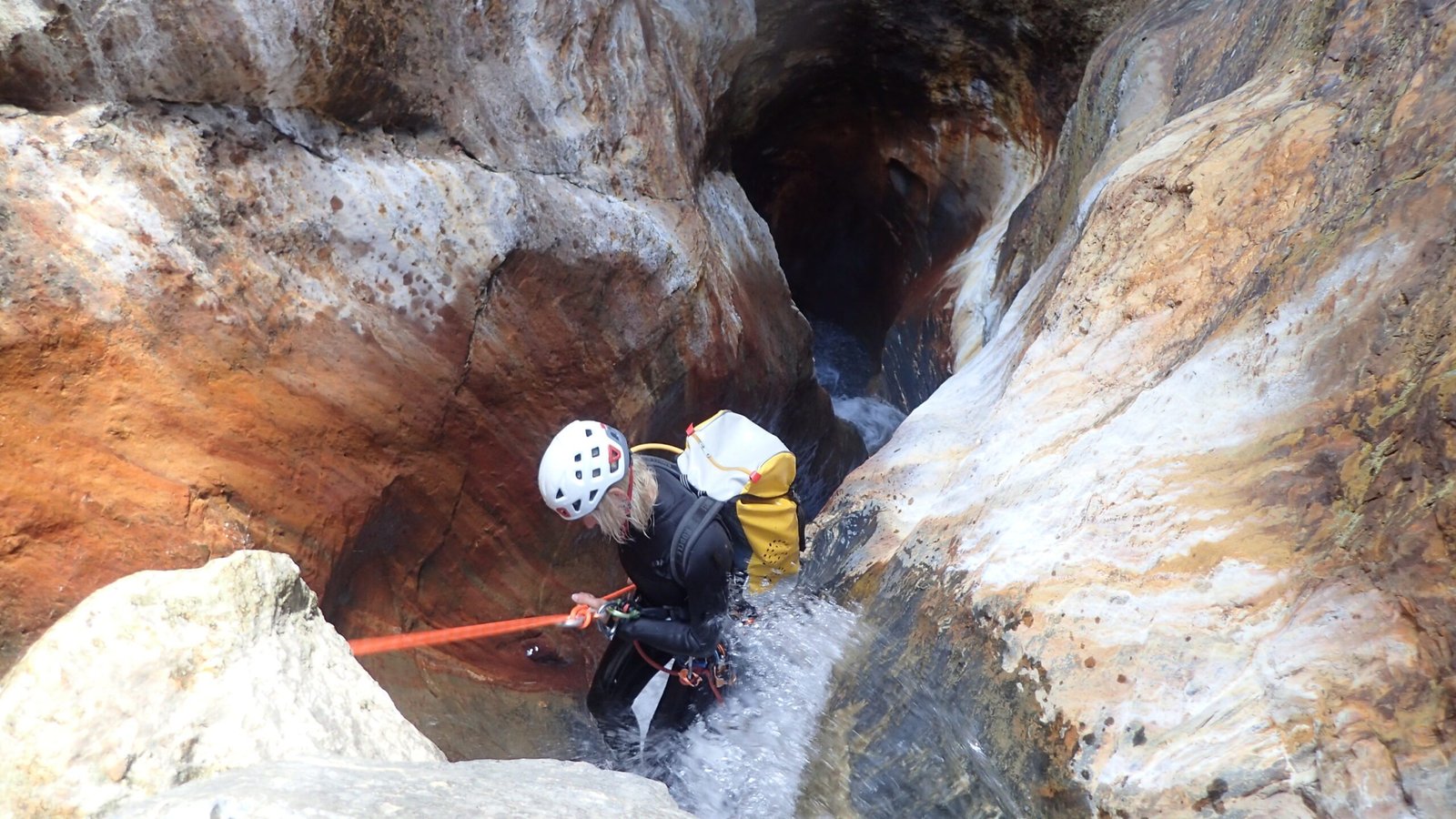 Rapelando una cascada en el barranco Chico