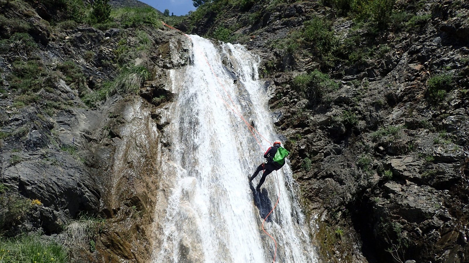 Rápel junto a cascada en el Barranco Gordo, Valle de Benasque
