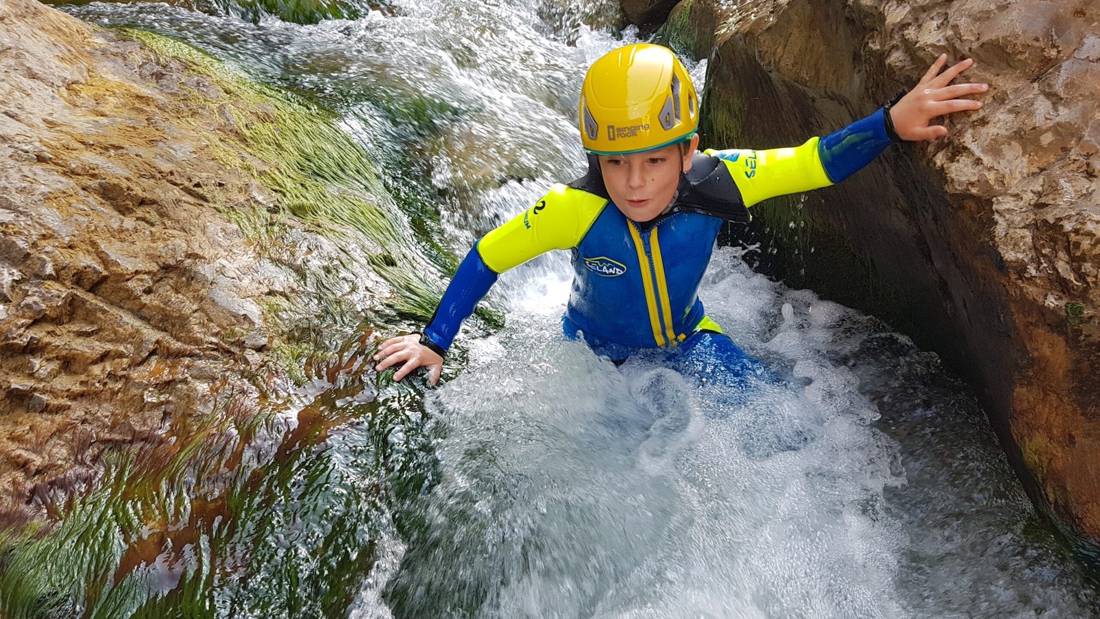 Disfrutando de una pequeña bañera en el barranco de iniciación Rio Blanco